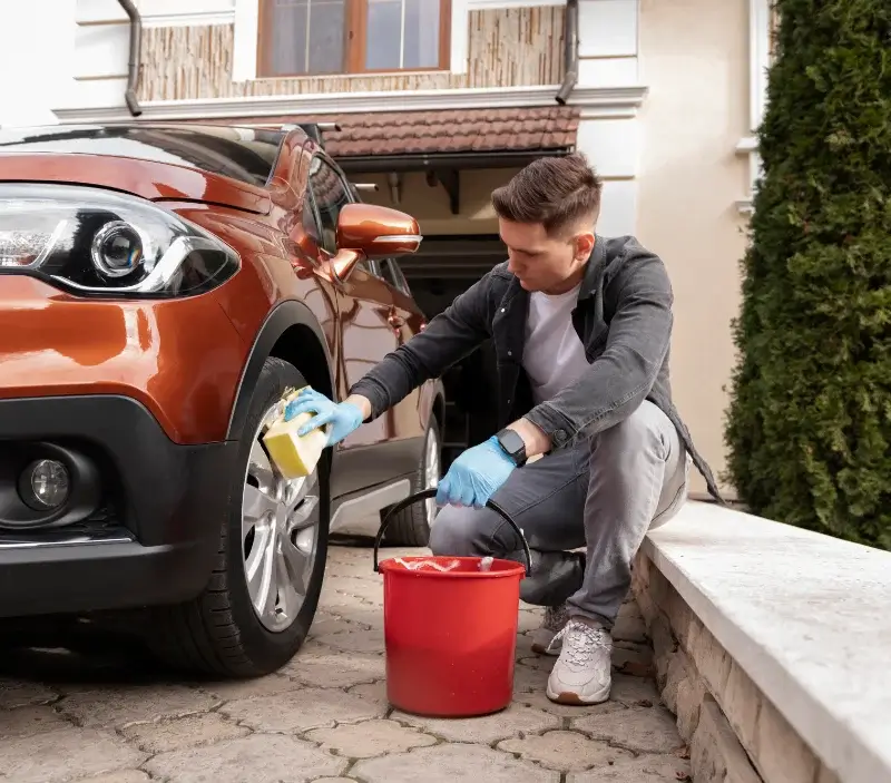 Lavage auto à domicile Troisfontaines : professionnel intervenant sur un véhicule